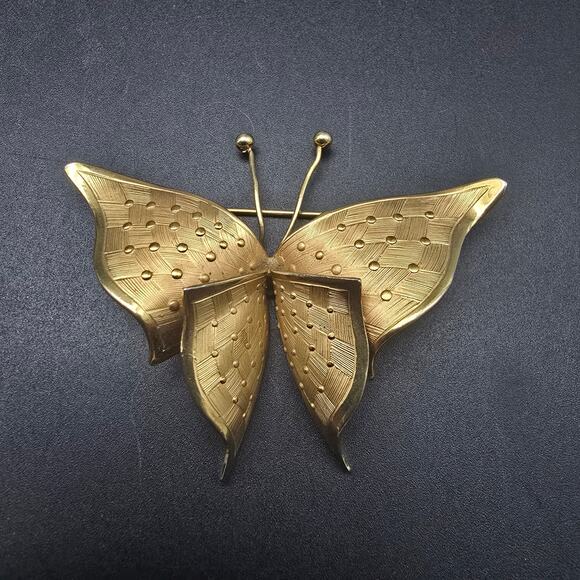 Lisner Gold Tone Butterfly Brooch VIntage Costume Jewelry - Picture 3 of 5